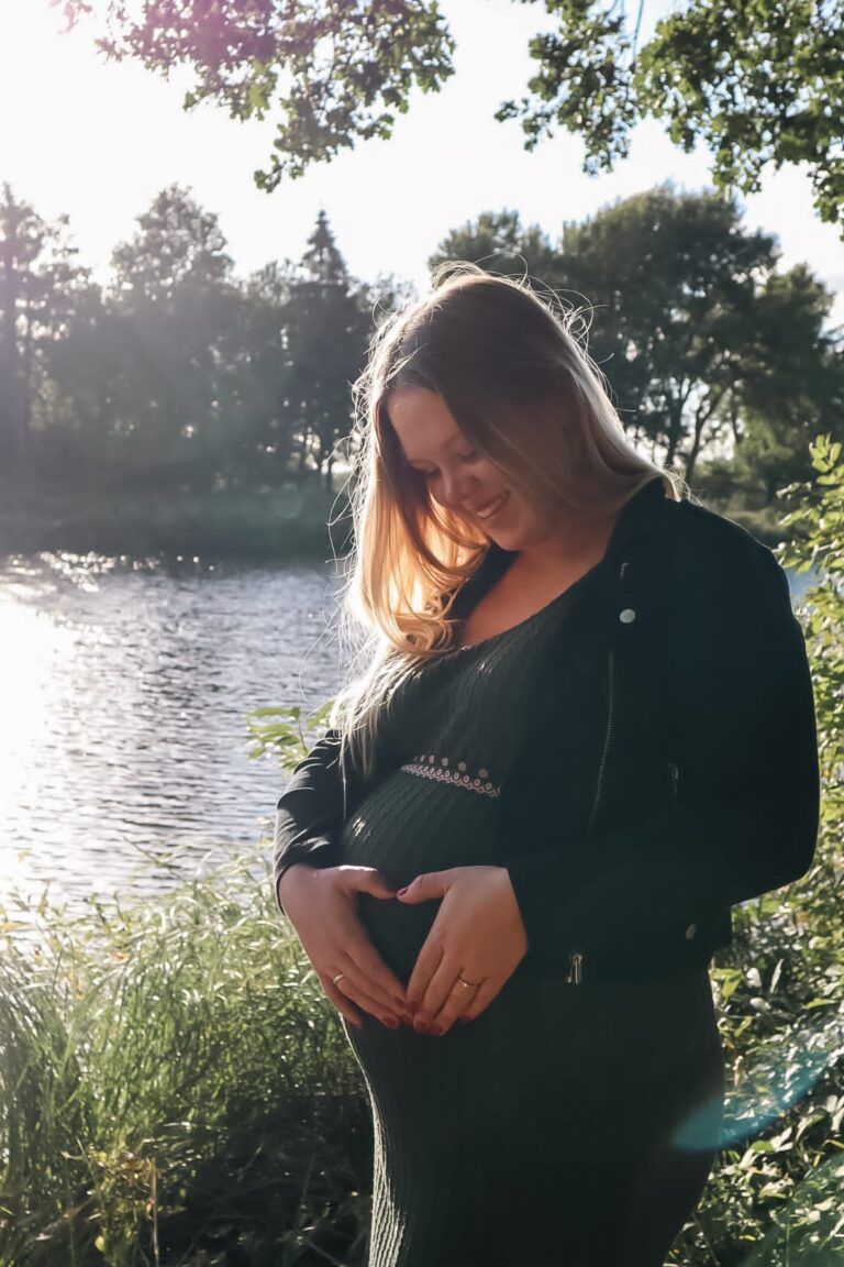 Johanna von Dincklage kurz vor der Familiengründung - steht hochschwanger am See, die Hände schützend auf dem Bauch