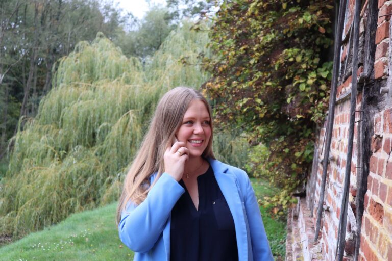 Johanna von Dincklage telefonierend auf dem Hof